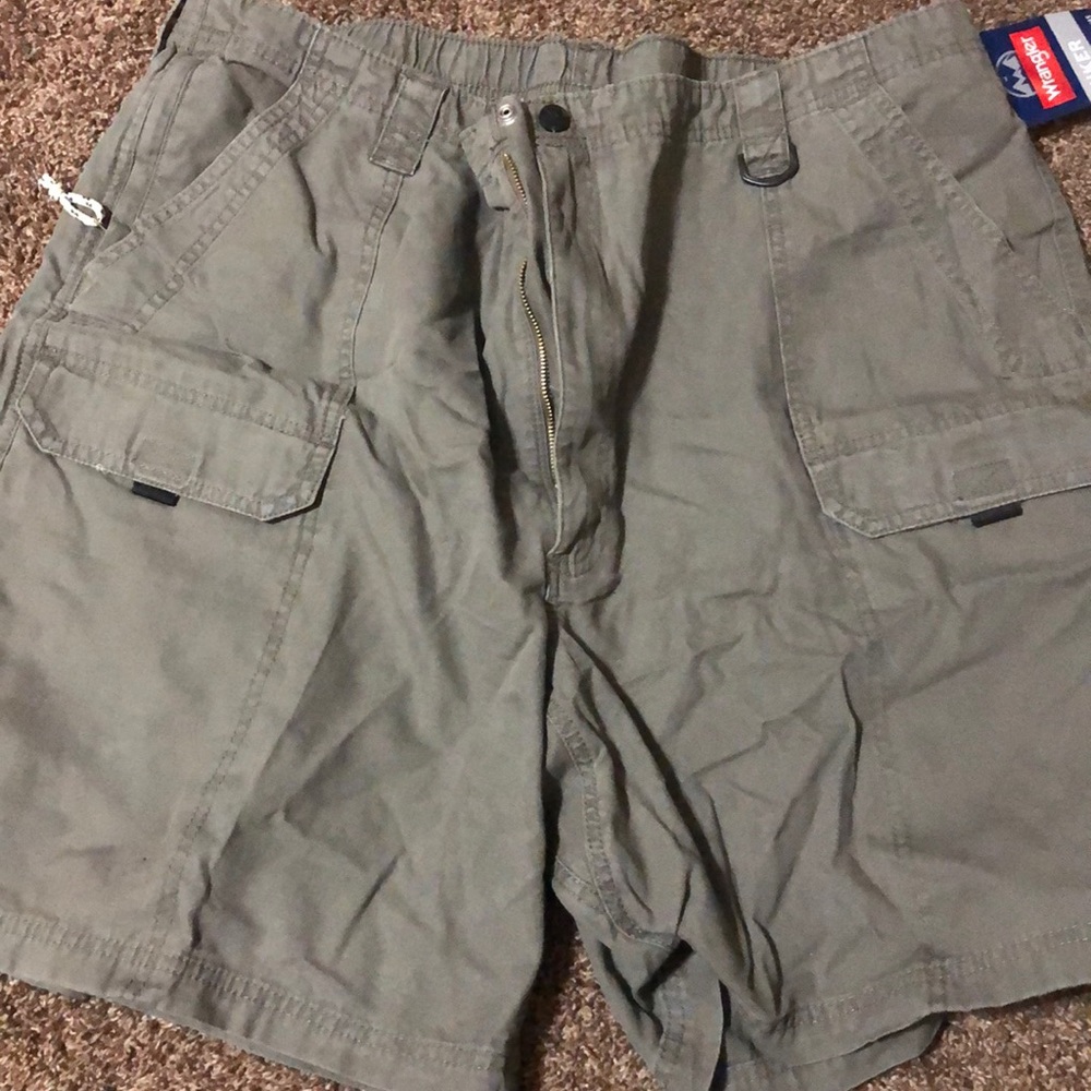 💥Wrangler Men’s Sz 46 waist khaki cargos shorts